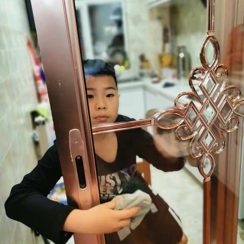 小手拉大手•做孝老爱亲的孩子