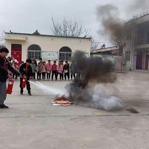 点“燃”消防意识    共筑安全防线——龙岗中心小学开展消防安全演练活动