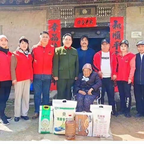 看望残疾老人周梅莲