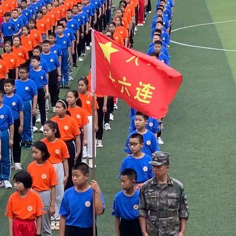 军训很苦也很累，但这是一种人生的体验，是战胜自我、锻炼意志的最佳良机。