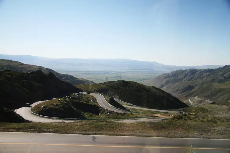 山路弯弯曲曲,上下盘旋。