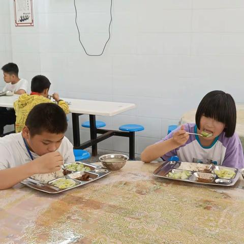 高市乡学校积极推进同菜同质同价工作