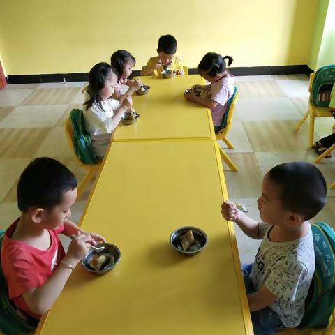 幼儿园是一个大家庭，我们集体过了一个快乐的端午节。
