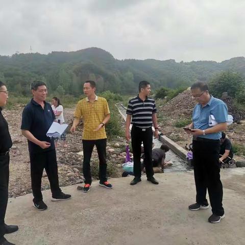 省水利厅组成的第二核查组，冒着酷暑到鲁山县开展妨碍河道行洪突出问题清理整治情况复核指导。
