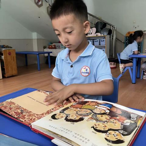 活泼可爱的小帅哥颜秉辰