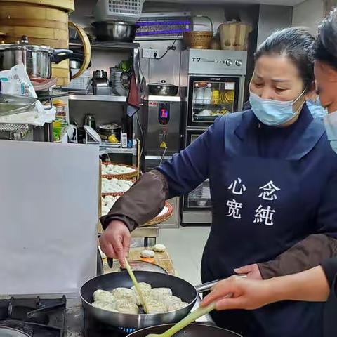 为抗疫人员免费配送“暖心餐”