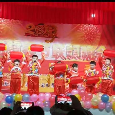 云峰金色少年！欢天喜地迎新春    一年级2班  钟涔昕