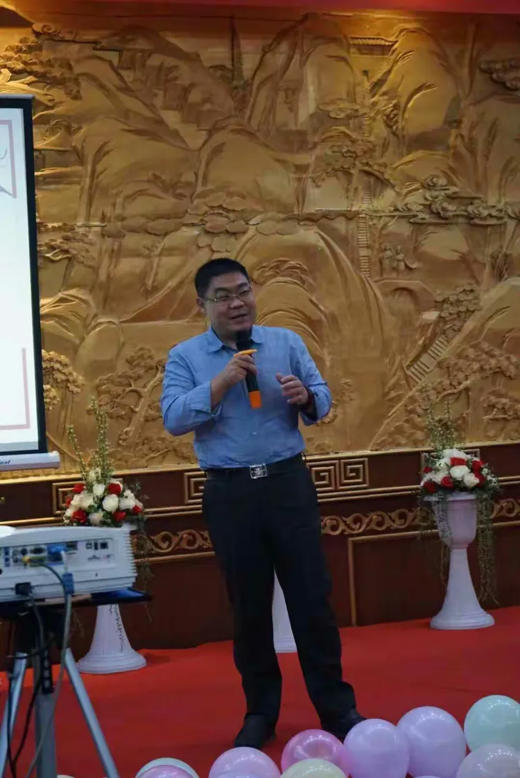岜山集团创始人孙启玉老总亲临年会,向织造公司致新年贺词!