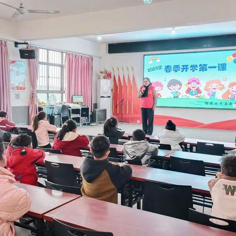 北于店教学点领导干部上台开展思想政治教育回顾