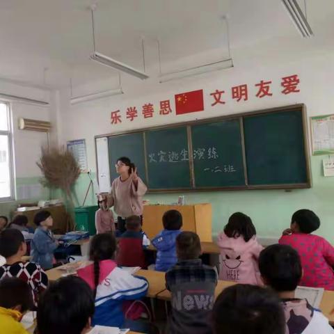 陆圈镇五霸岗小学开展安全应急疏散演练活动