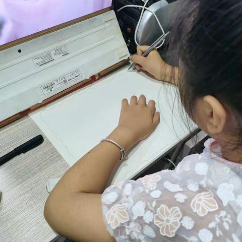 家好，我是池阳小学三年级一班杨昕怡，我正在参加池阳小学“童心向党，礼赞百年”主题微实践“画一画”活动。