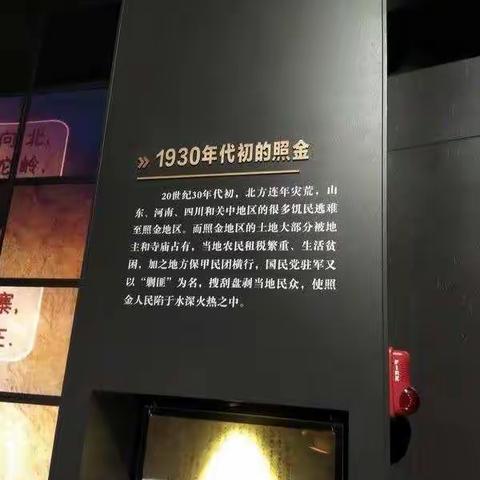 我是池阳小学三年级一 班学生杨昕怡，我正在参加池阳小学“童心向党礼赞百年”主题微实践“游一游”活动。