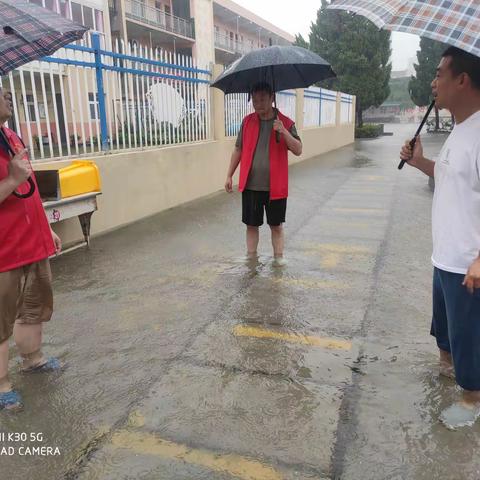 暴雨来袭，马口村进行防汛排查工作