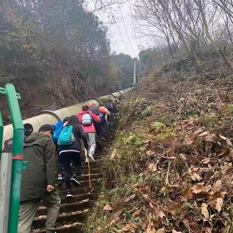 凝心聚力 勇攀高峰 --经开支行组织青年员工开展登山活动