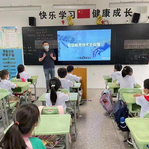 合肥市梦园小学教育集团天柱路学校少年科学院“一班一博士课程”之智慧教育技术与应用