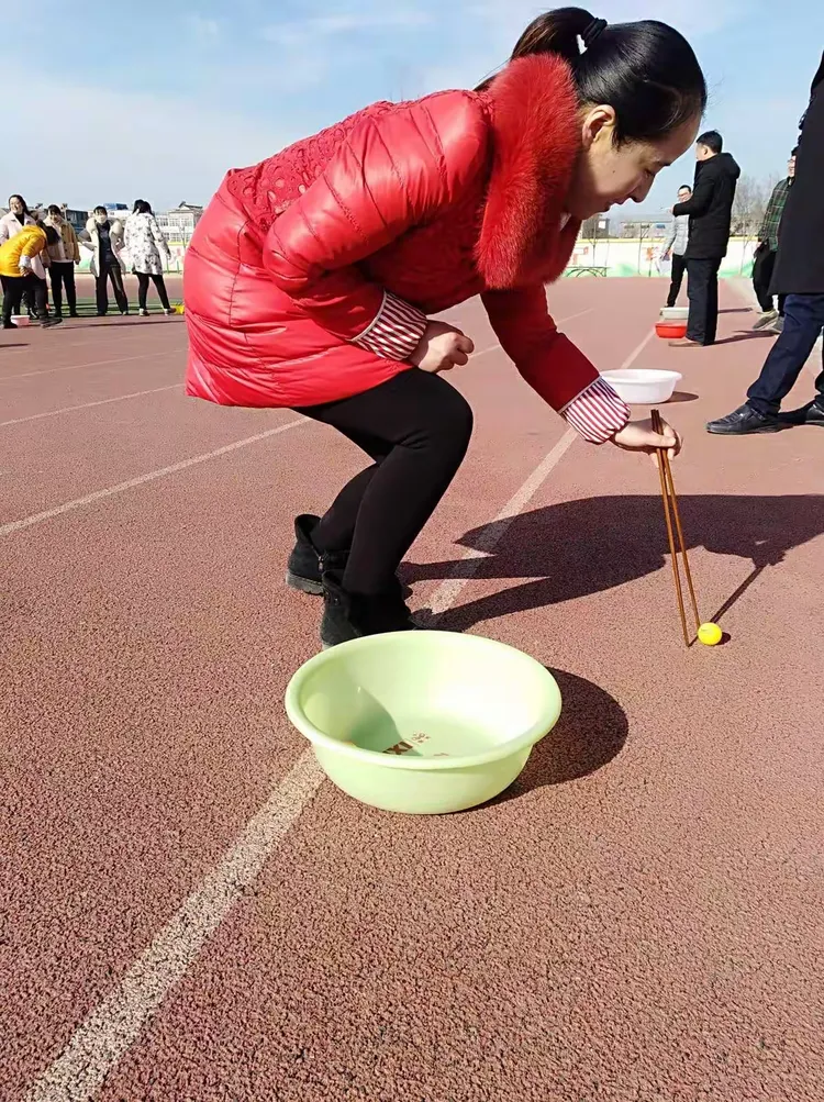 李集小学举办"庆三八趣味运动会"