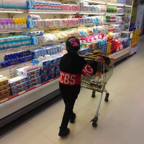 大家好我是一年级三班王羽墨，我是购物小能手