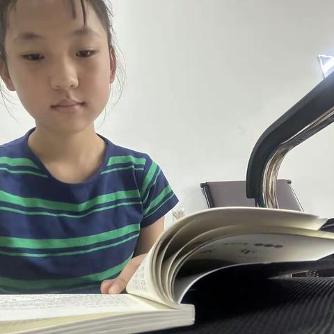 大家好，我是池阳小学五年级三班的王羽墨。我正在参加池阳小学举办的“微实践”之微阅读之我是最美智慧星。
