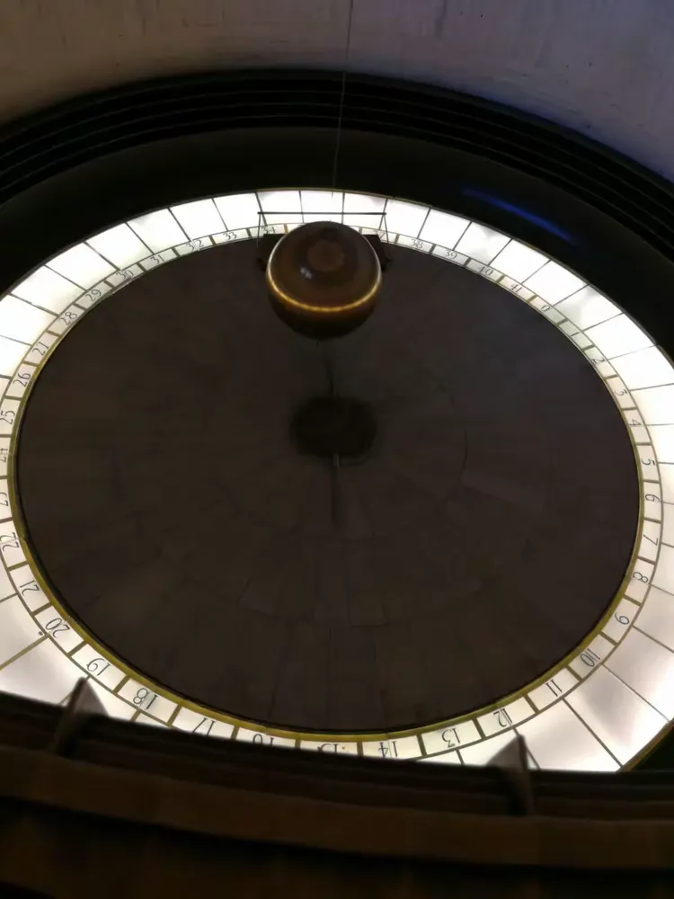 走进天文台，与拱形天穹相对应的是一个硕大的铜球，测时用的。