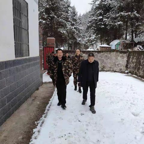 插岗梁管护中心督查组督导检查沙滩保护站护林防火工作