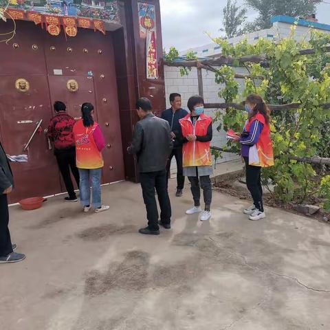 平川镇三一村组织村上干部，妇联执委开展庭院卫生大检查“红黑板”第二期