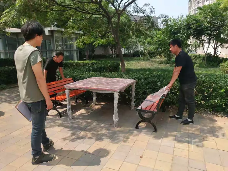 【创文攻坚】碧海龙都社区安装休闲座椅居民休憩 舒适安心