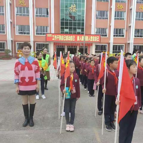 体验劳动艰辛  享受劳动快乐一一一记徽县实验小学四年级三班“开心农场”实践活动