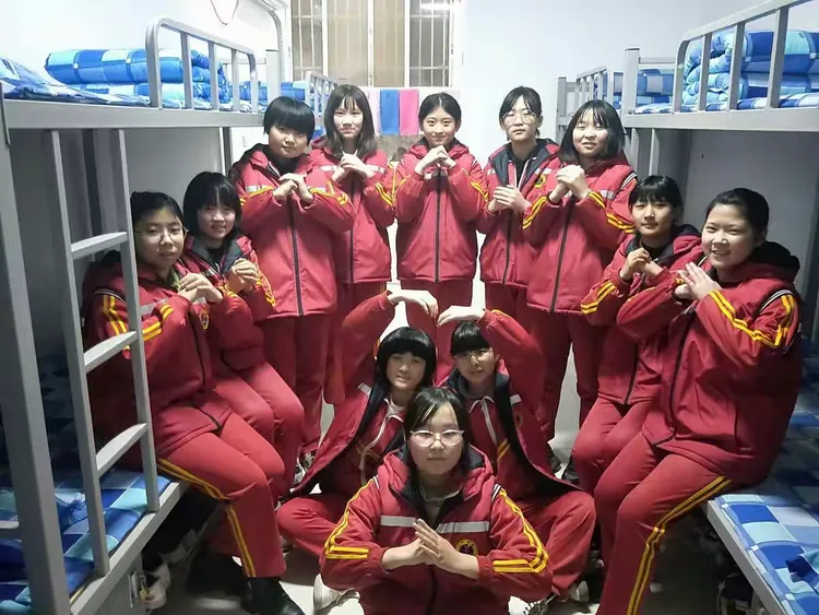 邯郸弘济学校九年级1741班全体师生恭祝全市人民新春快乐,万事如意!