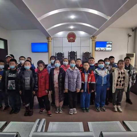 “零距离”旁听促学法   ，    “ 面对面”普法护成长