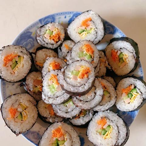 大家好，我是池阳小学三年级三班的刘欣颖，我正在参加寒假微实践“美食美味我赞扬”