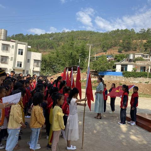 永平镇倮练小学“六一”国际儿童节少先对入队仪式和学生表彰会圆满完成