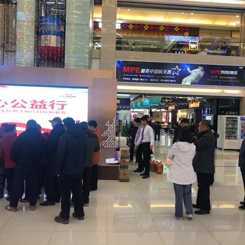 杨庄社区和欧亚达家居为困难家庭送上爱心救助金和春节祝福