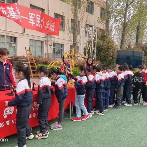 凤凰机器人科普示范基地军民小学站——第二十九届“科技之春”活动