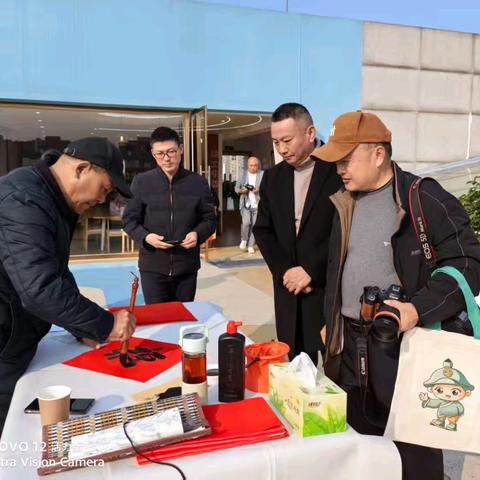 银龄挥毫送福联，墨香浸润职工家——遂宁市老年书画研究会“迎新春，贺新年”送福联进机关活动纪实