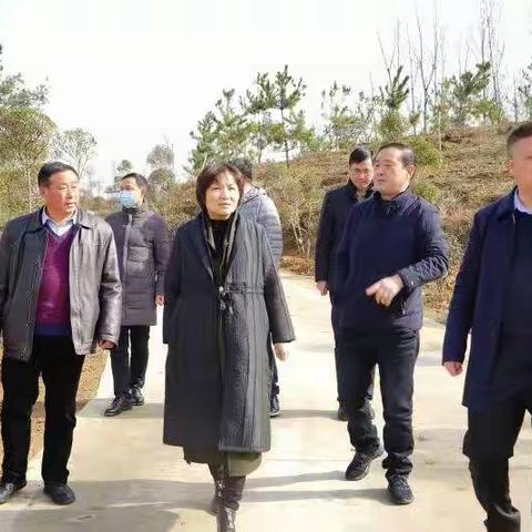 信阳市工商联到观庙镇油坊村开展送温暖走访慰问活动