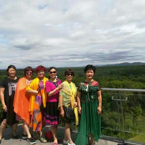 从小学时代的天真烂漫，到高中时代的青春年华，而今都已过上了退休生活，六姐妹结伴长白山之旅。