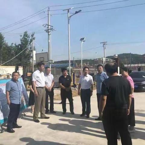 蒲县县委书记薛凤奎、组织部部长张宁红视察乔子滩村委工作