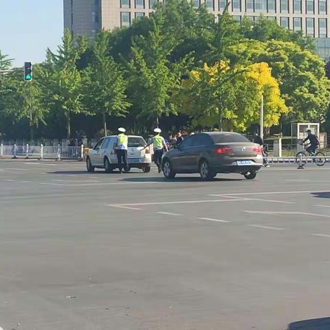 路上抛锚动魄惊心 交警助力化解险情