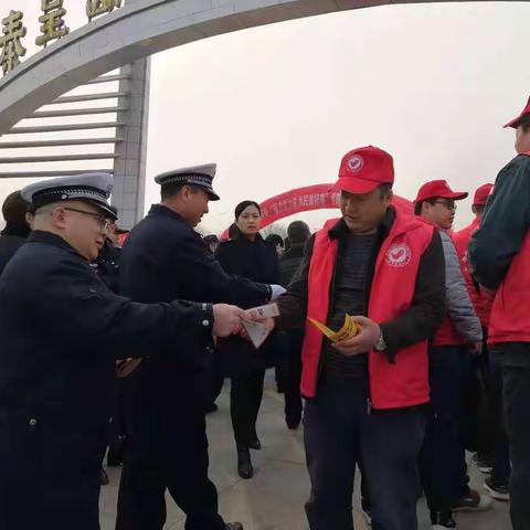 三大队民警在森林体育公园开展交通安全宣传
