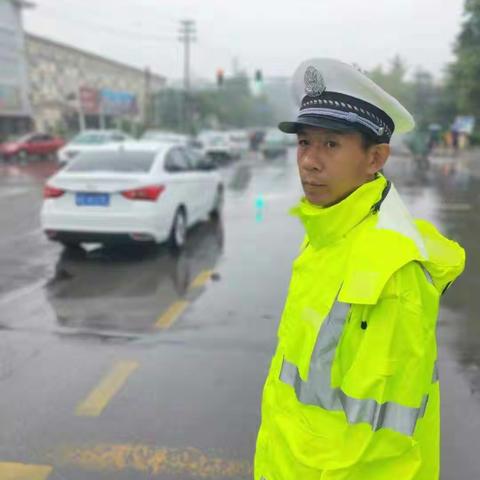 暴雨来袭  丛台交警“雨”你同行