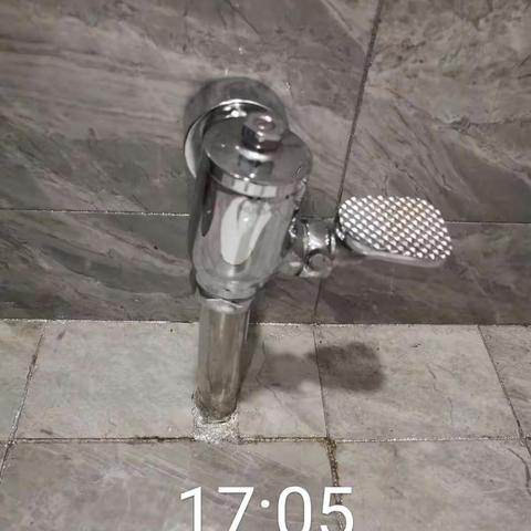 兰州城关万达广场母婴室干净整洁，卫生间保洁人员在岗，设备正常运行，排风开启，异味较小，洗手液充足，照明正常