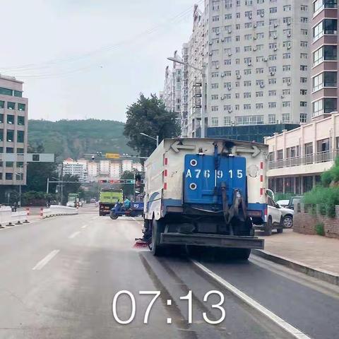 雨中的守护者，城市的清道夫