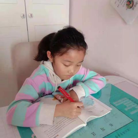 大家好，我是池阳小学三年级四班梁阳可裕，我正在参加学校组织的“微实践，做中学”经典书籍我阅读活动！