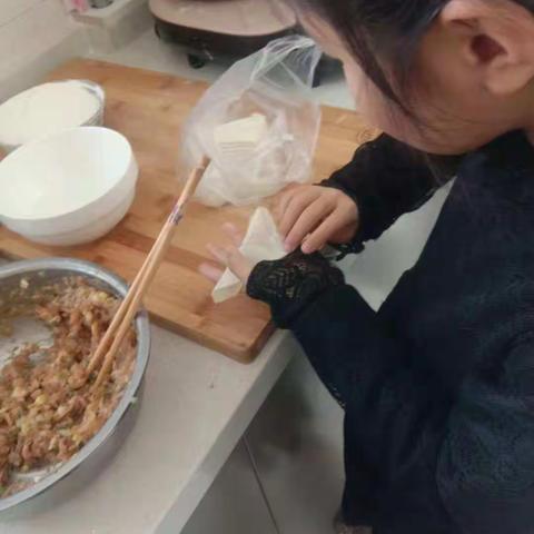 大家好，我是池阳小学三年级四班梁阳可裕，我正在参加学校组织的“微实践，做中学”美味美食我赞扬活动！