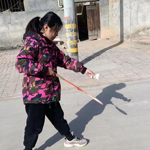 大家好，我是池阳小学五年级四班的梁阳可裕我正在参加“微实践，做中学”活动中的微运动