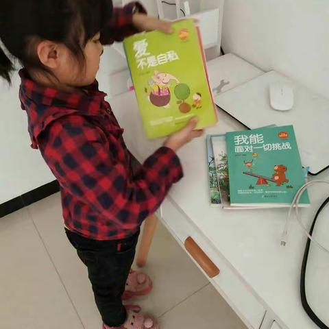 我是池阳小学一年级四班的梁阳可裕，我正在参加池阳小学2019年寒假“微实践 做中学”之“家庭读书角”