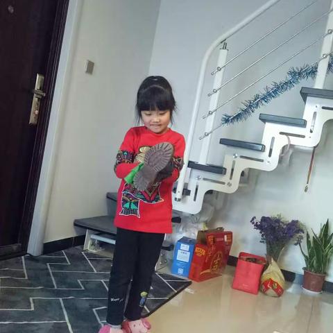 我是池阳小学一年级四班梁阳可裕，我正在参加池阳小学2019寒假“微实践，做中学”活动之微“当家小主人”活动