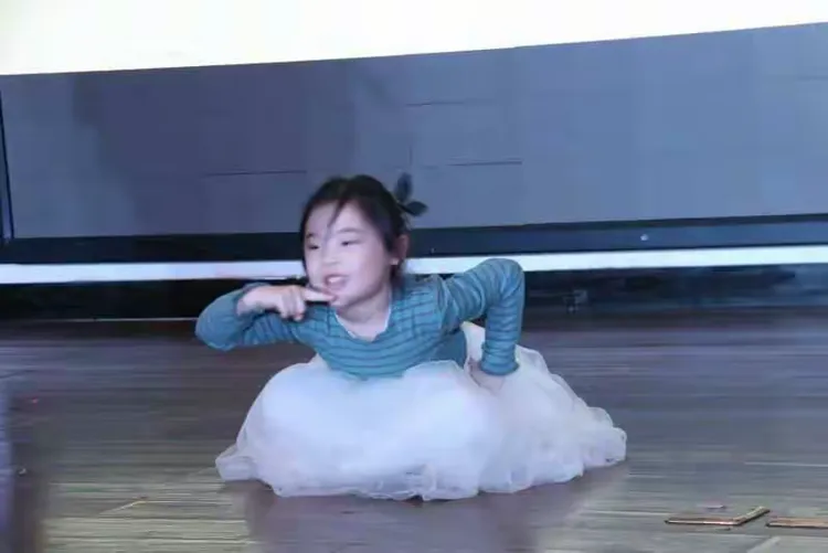 董莉家的宝贝李依彤表演舞蹈《牙刷火车》