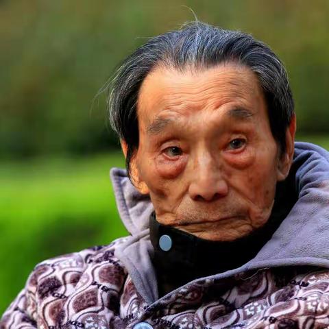 忆当年鹰击长空奋勇杀敌                            看今朝领导关怀颐养天年