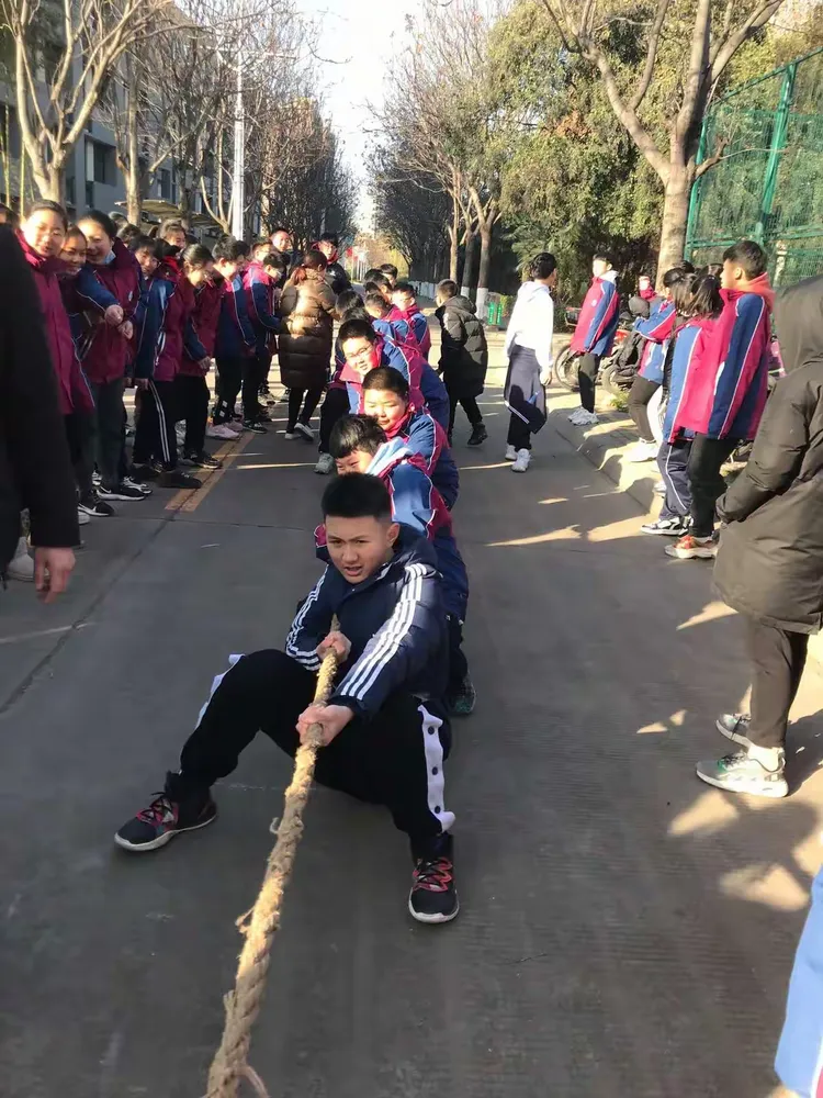 一根绳 一条心 济源一中附属初中举行冬季拔河比赛